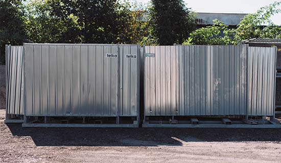 Neprůhledné plné oplocení staveniště z trapézového plechu