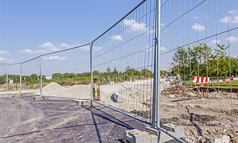 Mobilní ažurové oplocení - stavební ploty k pronájmu